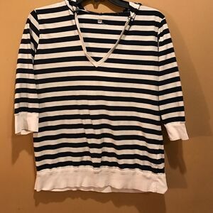 Hooded Gap Women’s V-Neck Striped Shirt • large